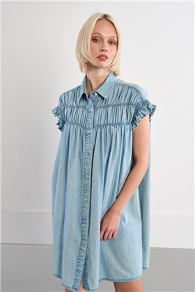 Lili Sidonio Vetido corto en denim claro con detalle plisado