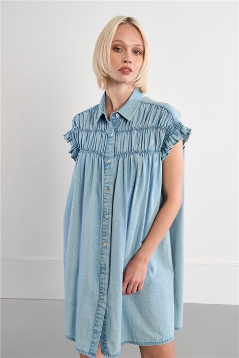Lili Sidonio Vetido corto en denim claro con detalle plisado