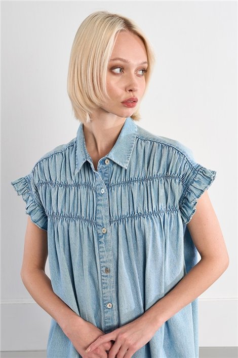 Lili Sidonio Vetido corto en denim claro con detalle plisado