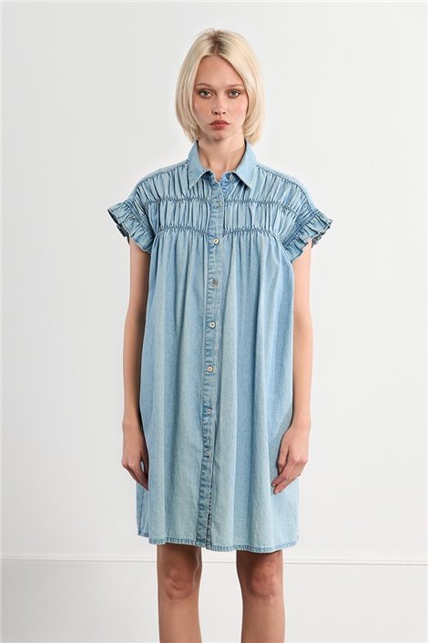 Lili Sidonio Vetido corto en denim claro con detalle plisado