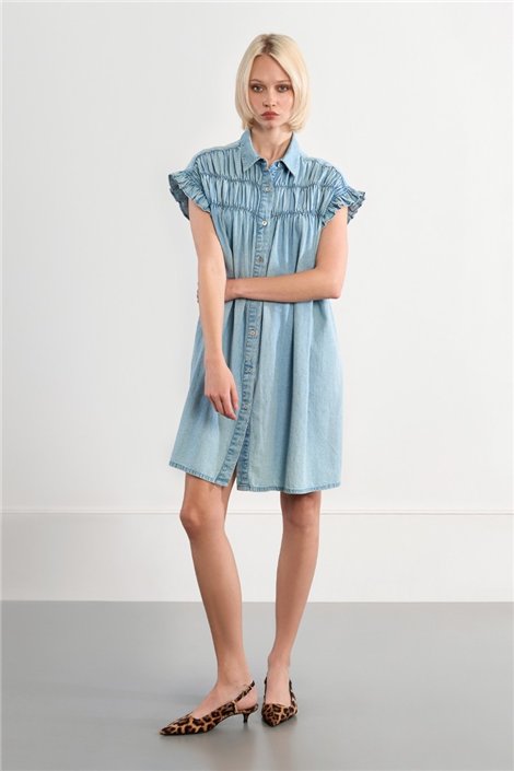 Lili Sidonio Vetido corto en denim claro con detalle plisado