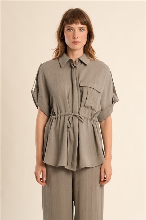 Molly Braken Camisa color kaki con lazada