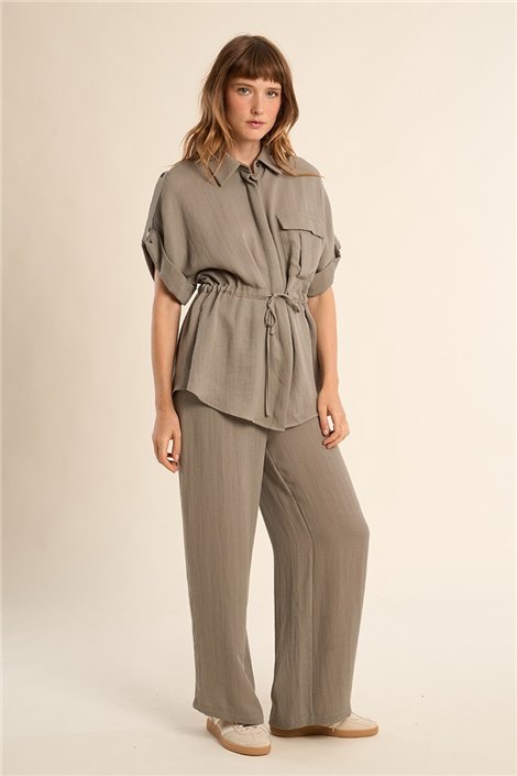 Molly Braken Camisa color kaki con lazada