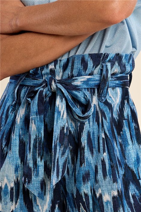 Molly Braken Short de estampado étnico con cinturón