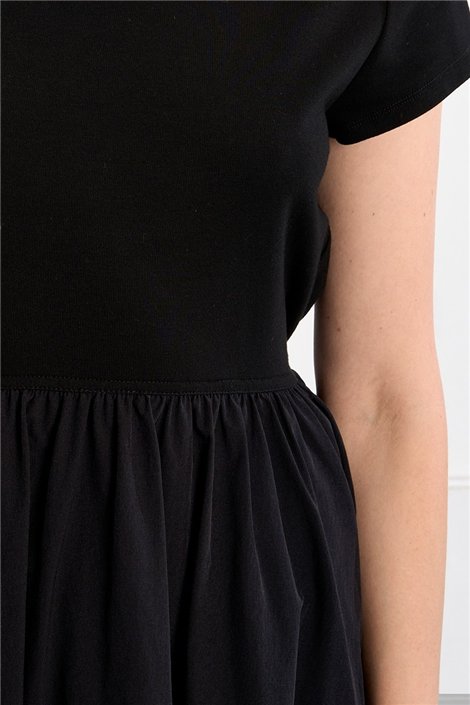 Lili Sidonio Vestido negro bimateria con falda plisada