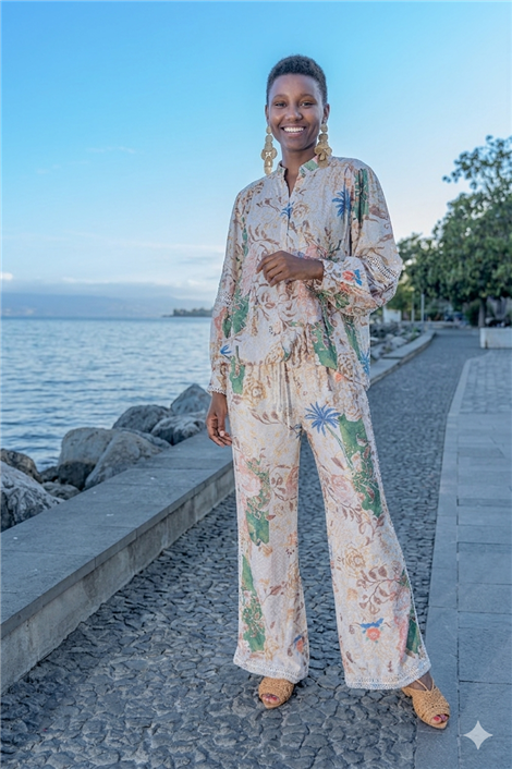 Amosa Camisa estampada de mangas abullonada y detalle de puntilla