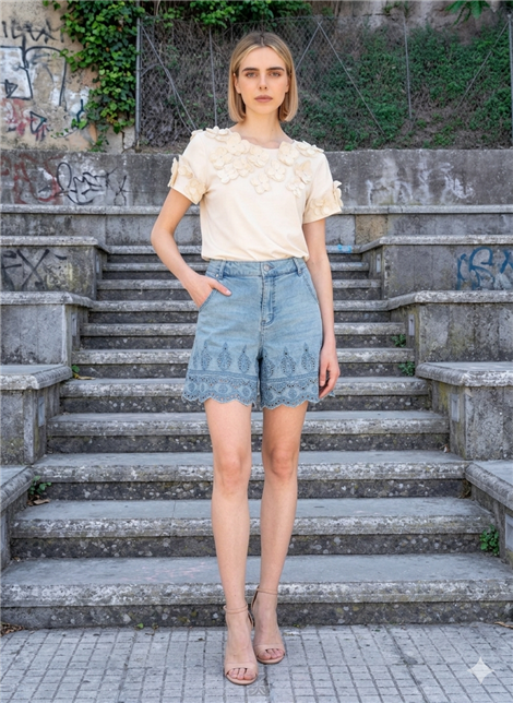 Amosa Camiseta crema con adorno de flor y perlas