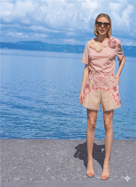 Amosa Camiseta rosa con detalle de collar floral