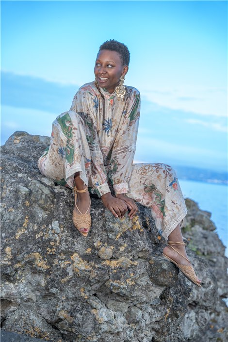 Amosa Pantalón palazzo estampado con detalle de puntilla