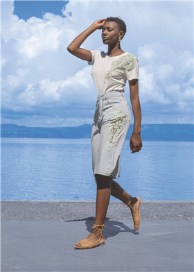 Amosa Camiseta blanca con bordado y abalorios