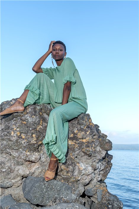 Amosa Blusa verde plisada con detalle pétalos
