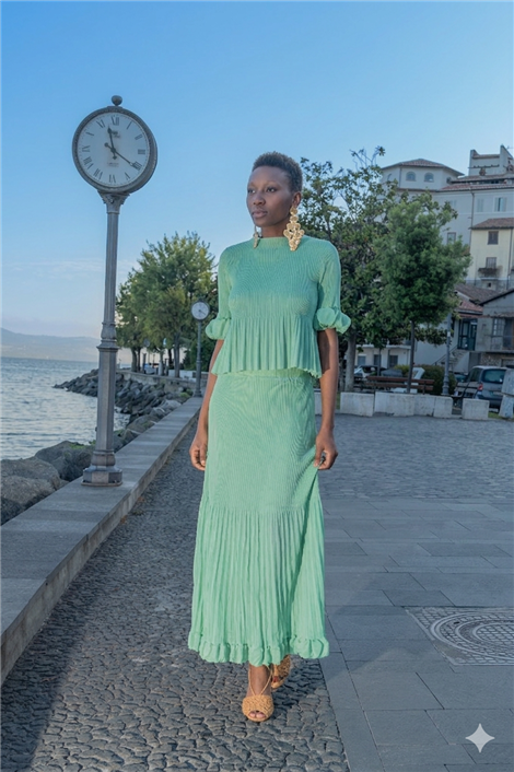 Amosa Blusa verde plisada con detalle pétalos