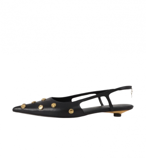 Lola Casademunt Zapato negro de tacón bajo con tachas