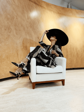 Zoe Kimono elegante con lentejuelas estampado negro y marrón