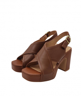 JanetandJanet Sandalia marrón cruzada con tacón