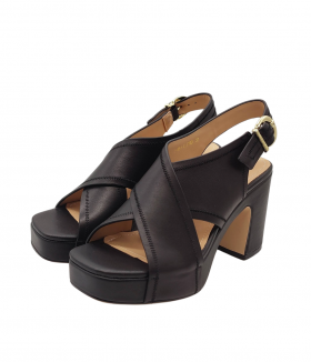 JanetandJanet Sandalia negra cruzada con tacón