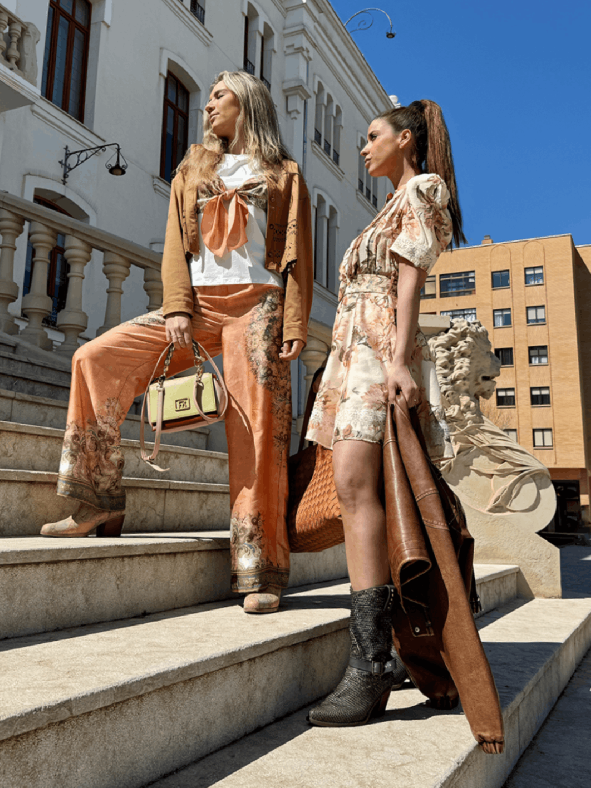 Amosa Vestido corto estampado con adorno de puntilla bordada