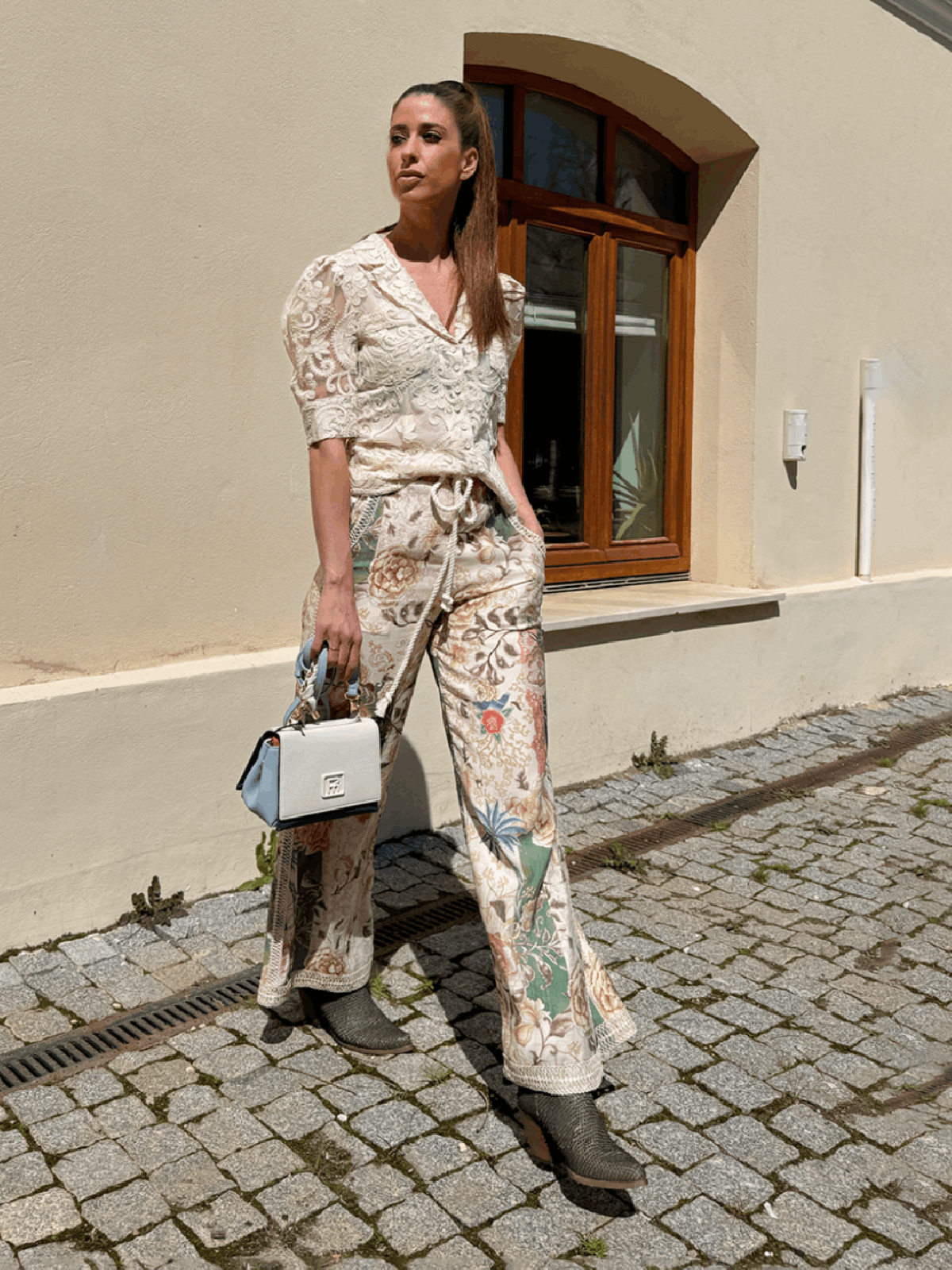 Amosa Pantalón palazzo estampado con detalle de puntilla