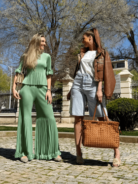 Amosa Pantalón verde plisado con detalle pétalos