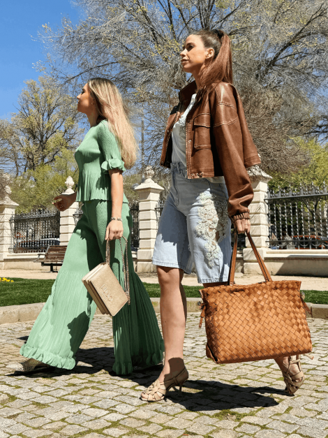 Amosa Pantalón verde plisado con detalle pétalos