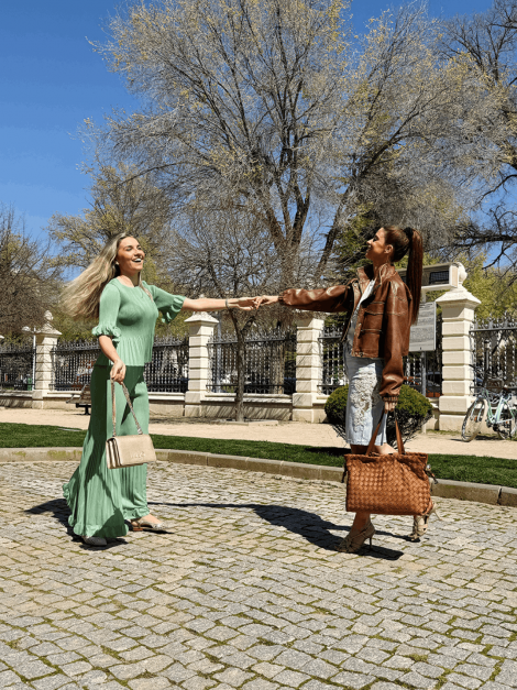 Amosa Pantalón verde plisado con detalle pétalos