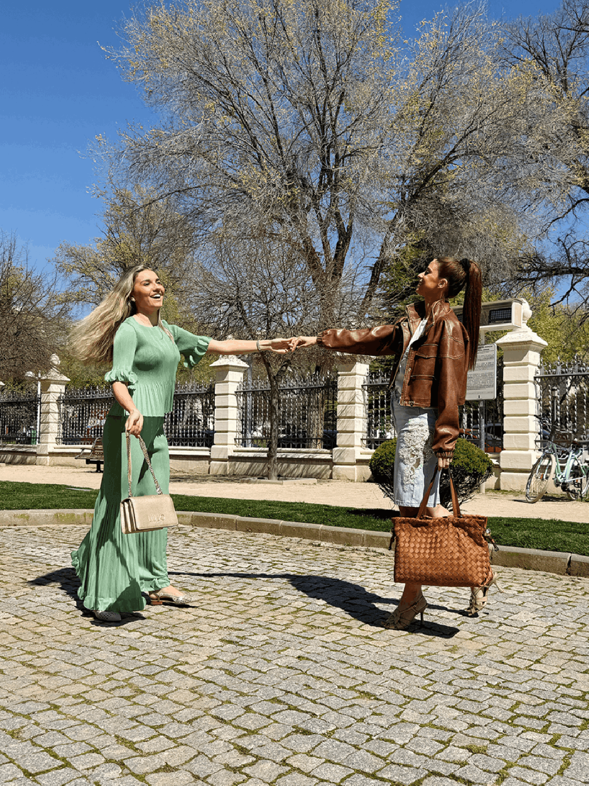 Amosa Pantalón verde plisado con detalle pétalos