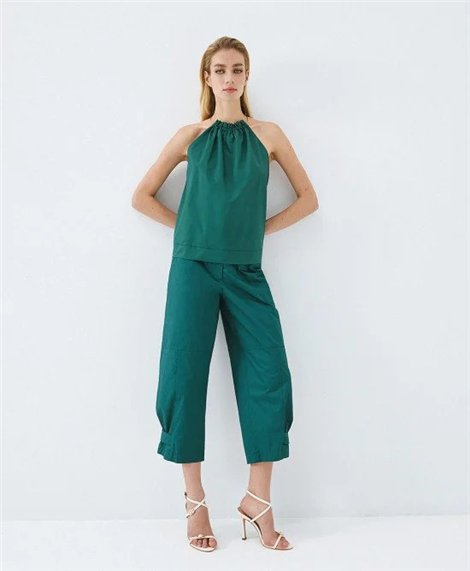 Acces Blusa verde esmeralda con cuello halter