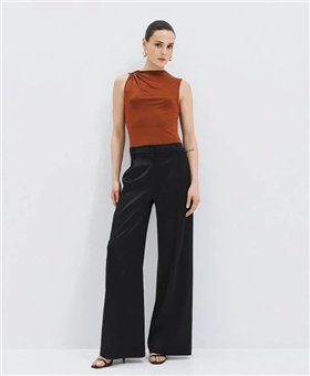 Acces Blusa bronce satinada con broche