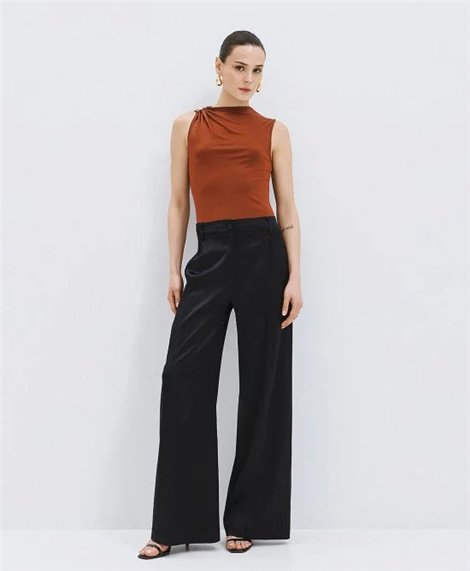 Acces Blusa bronce satinada con broche