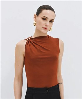 Acces Blusa bronce satinada con broche