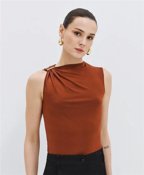 Acces Blusa bronce satinada con broche