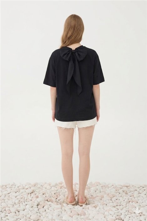 Eleh Camiseta negra con lazada de satén