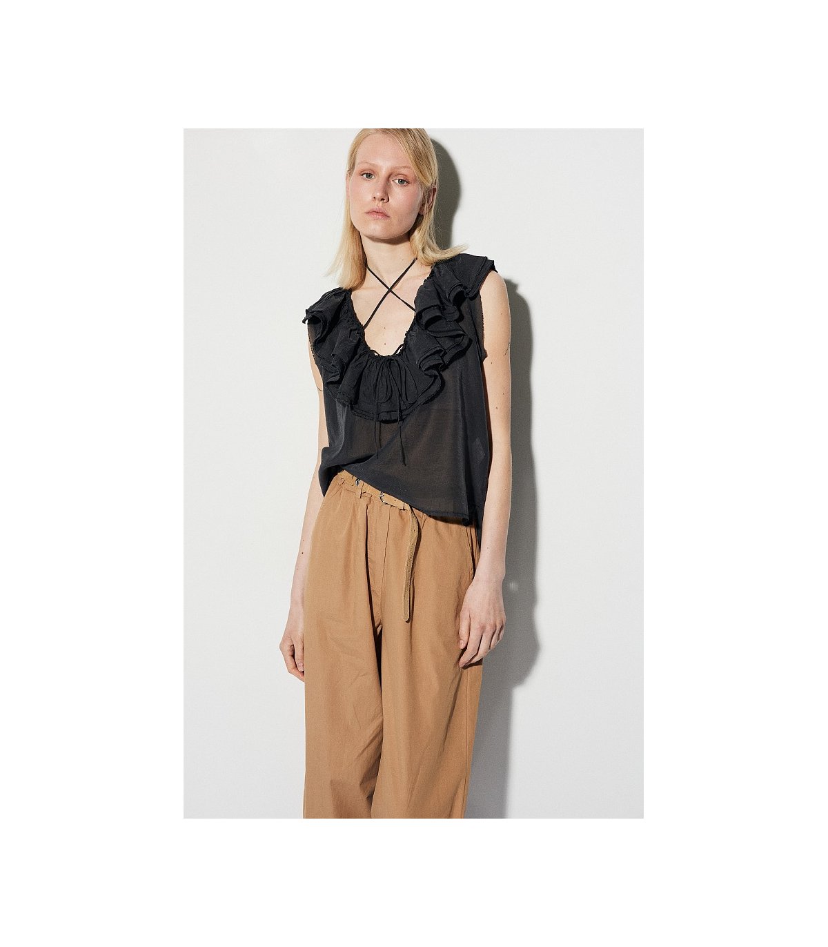 BSB Blusa negra con cuello volante semitransparente