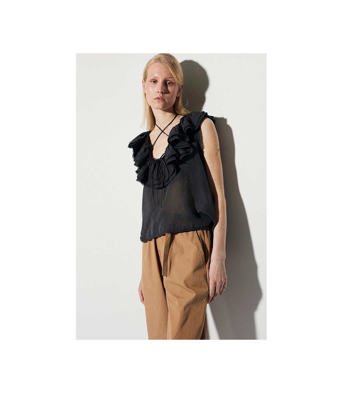 BSB Blusa negra con cuello volante semitransparente