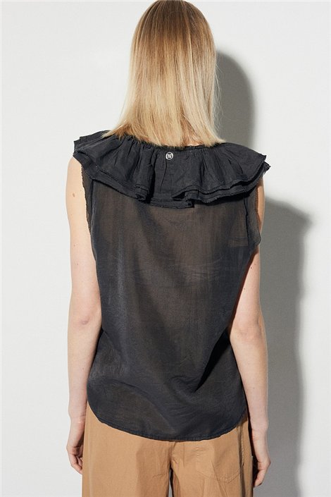 BSB Blusa negra con cuello volante semitransparente