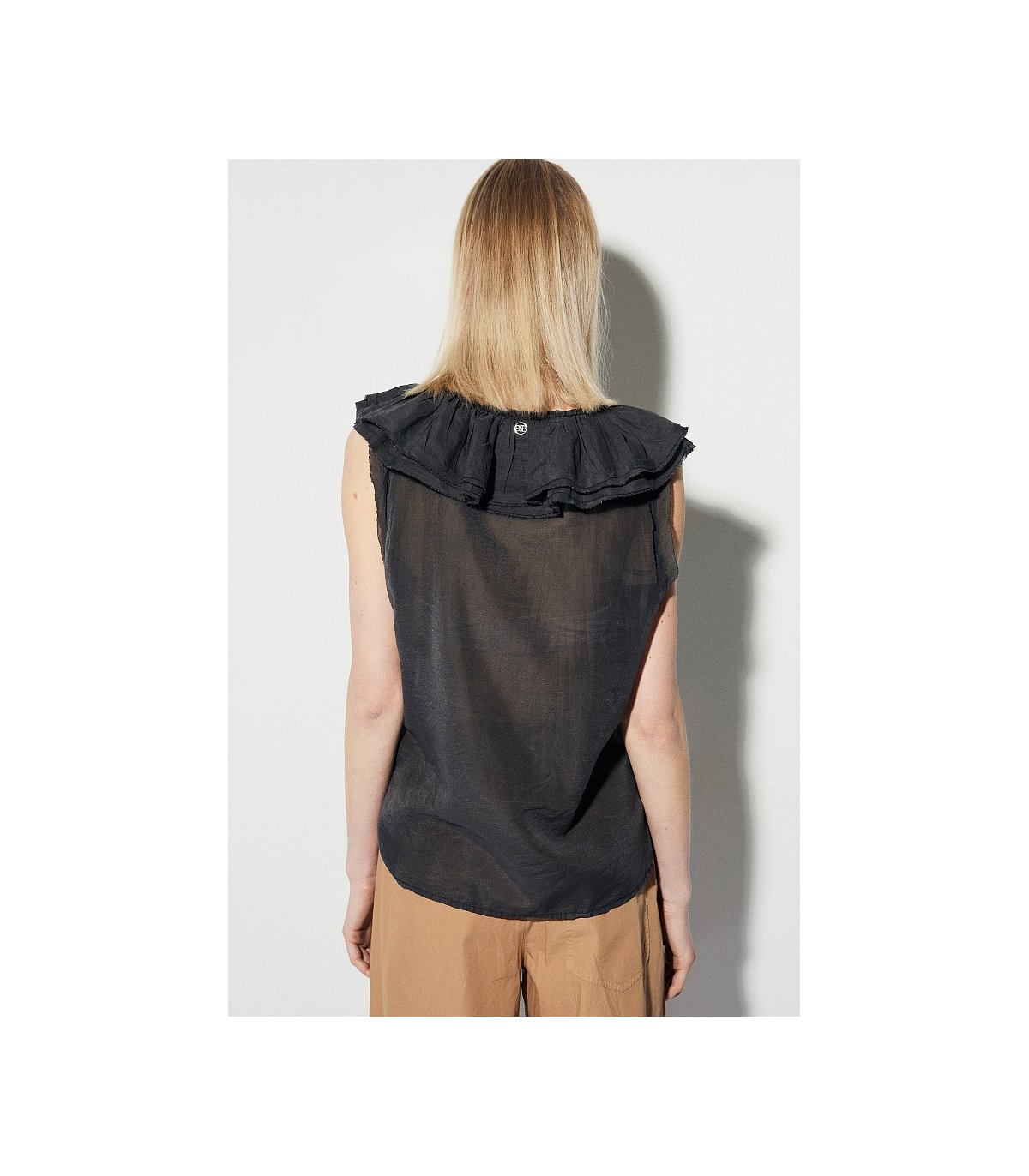 BSB Blusa negra con cuello volante semitransparente