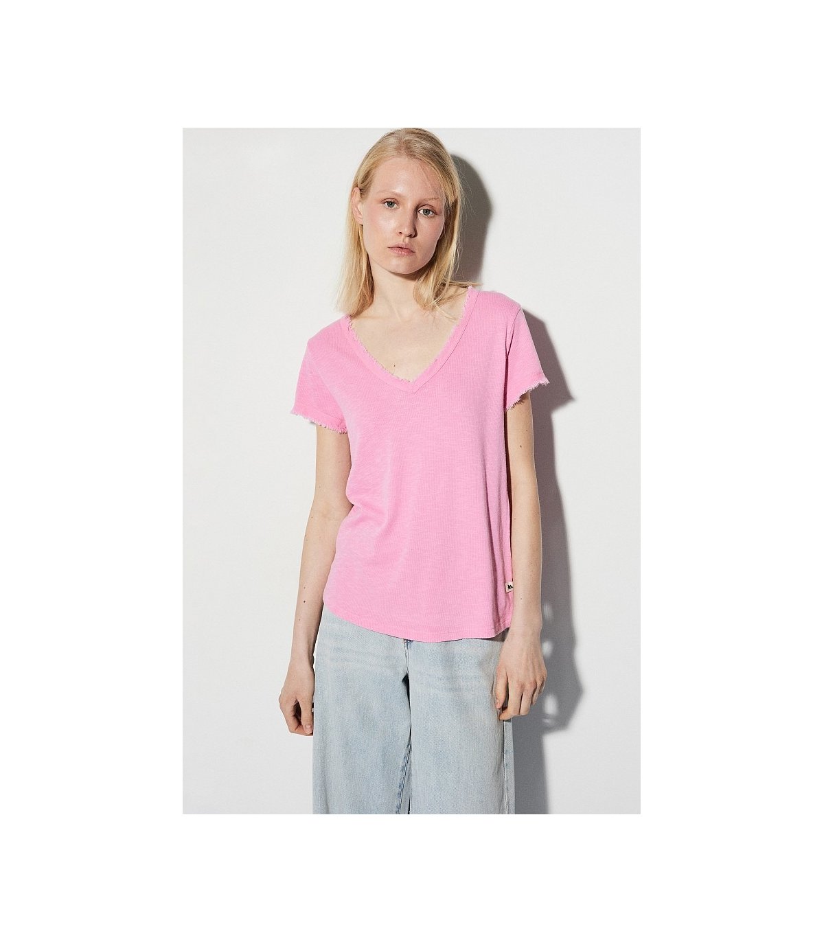 BSB Camiseta rosa cuello V desflecada