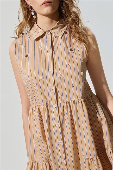 BSB Vestido cuello clásico de rayas y pedrería