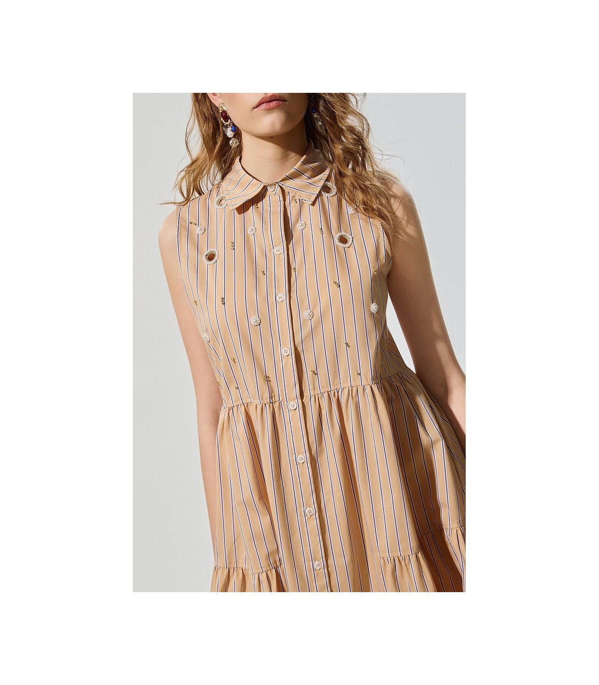 BSB Vestido cuello clásico de rayas y pedrería