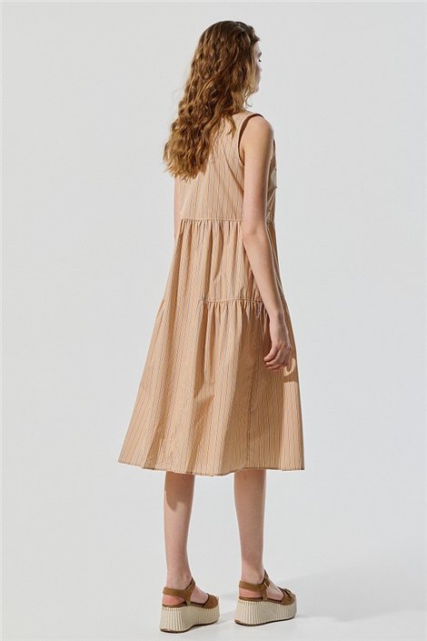 BSB Vestido cuello clásico de rayas y pedrería