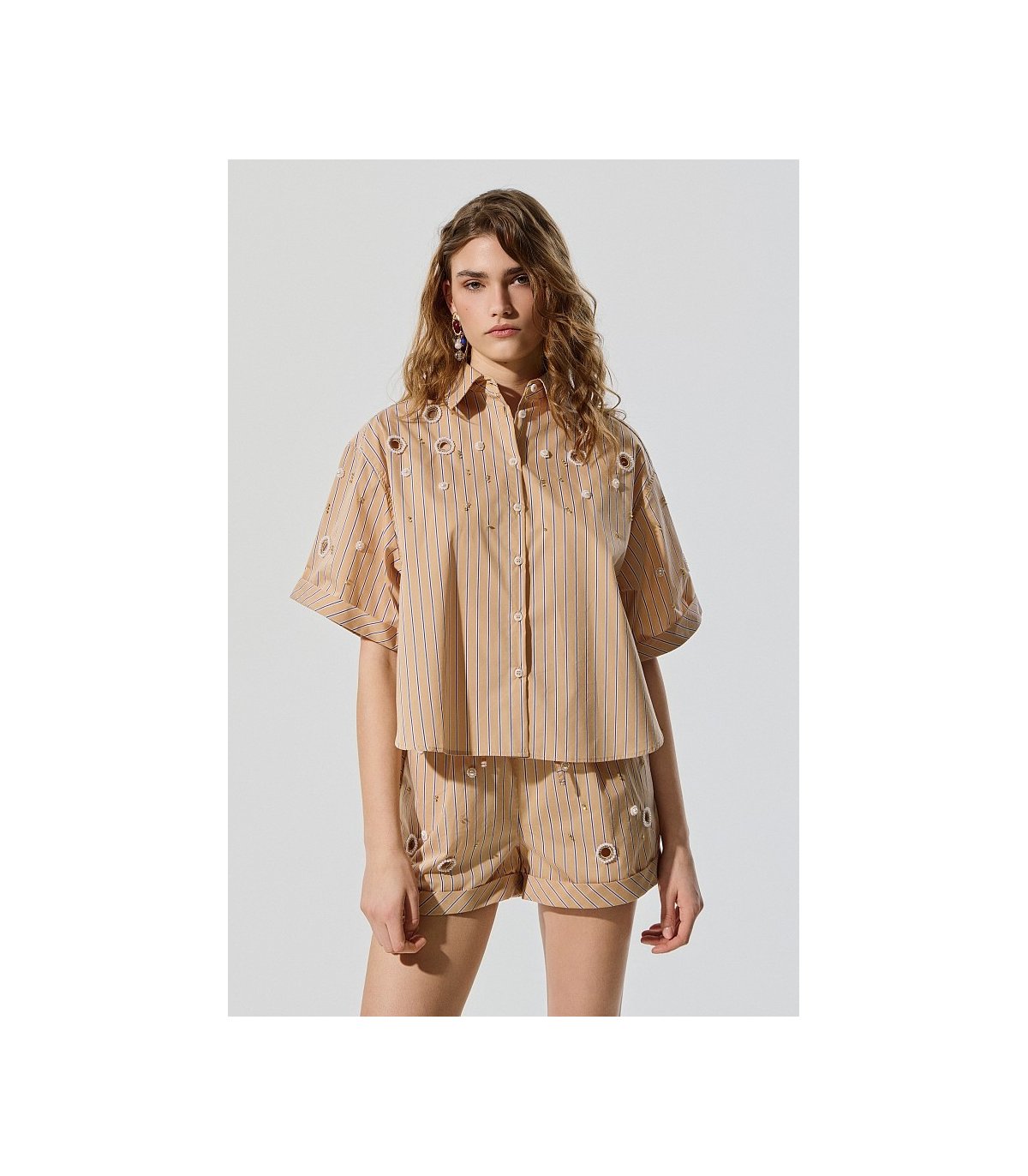 BSB Camisa de rayas con pedrería y perlas