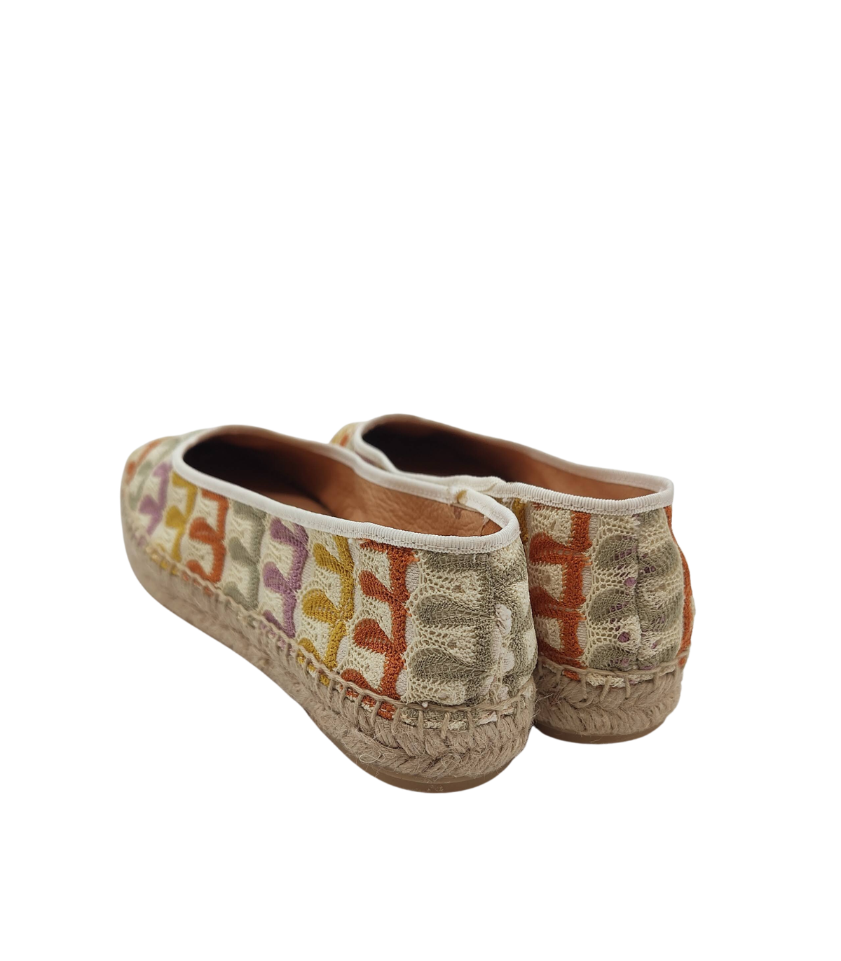 Vosso Moda Cuña baja con bordado y ribete blanco