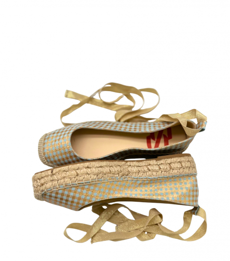 Vosso Moda Cuña baja en tejido dorado y vichy azul