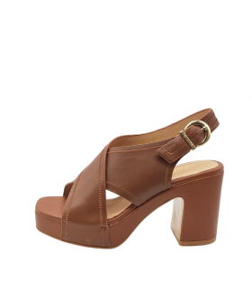 JanetandJanet Sandalia marrón cruzada con tacón