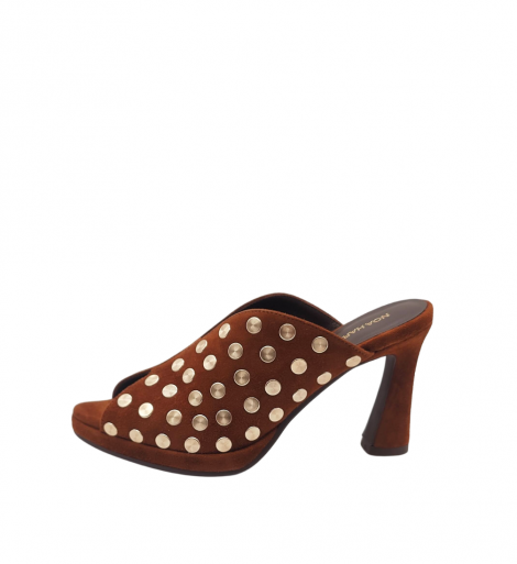 Noa Harmon Sandalia elegante de serraje marrón con tachuelas