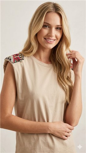 GL Blusa color beige con hombreras decoradas