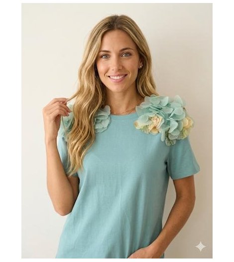 Amosa Camiseta color turquesa con detalle de pétalos