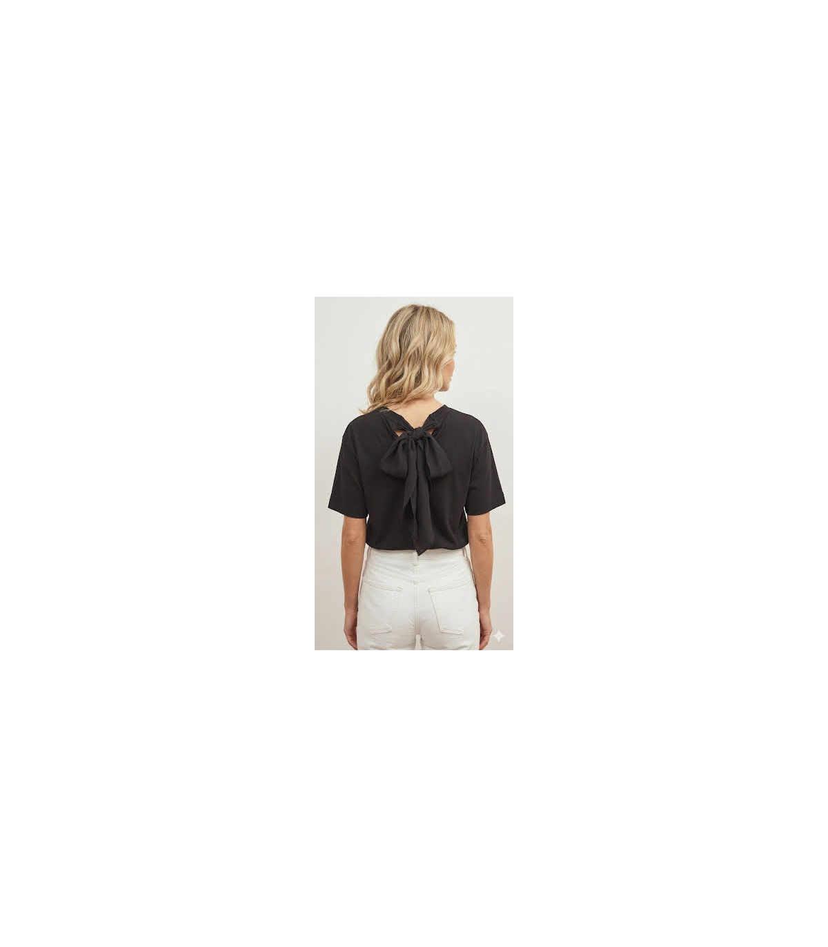 Eleh Camiseta negra con lazada de satén