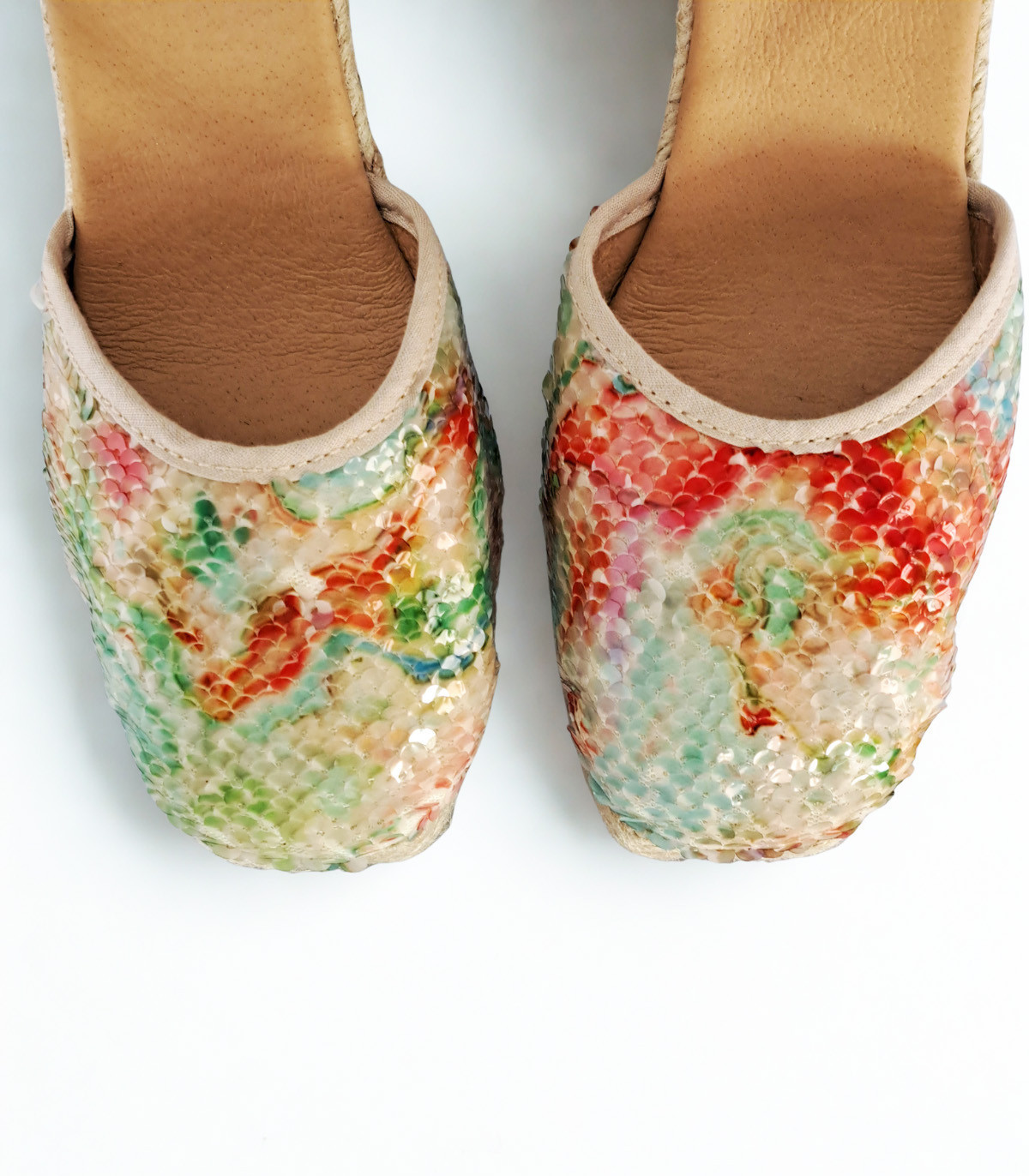 Vosso Moda Cuña con lentejuelas multicolor y ribete beige