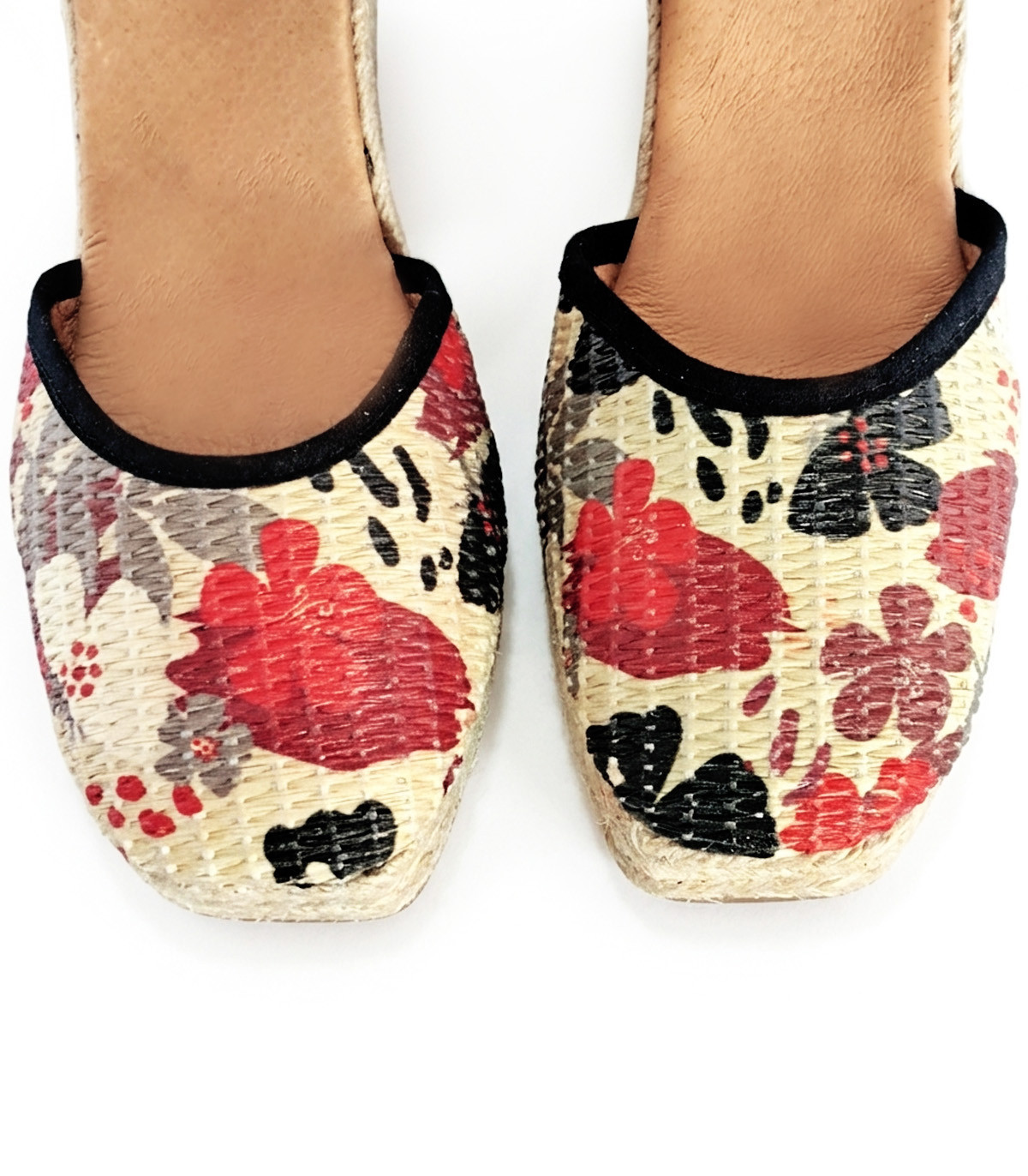 Vosso Moda Cuña de rafia con ribete negro y estampado flor